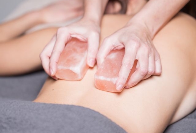 NOWOŚĆ – HIMALAYAN SALT MASAŻ